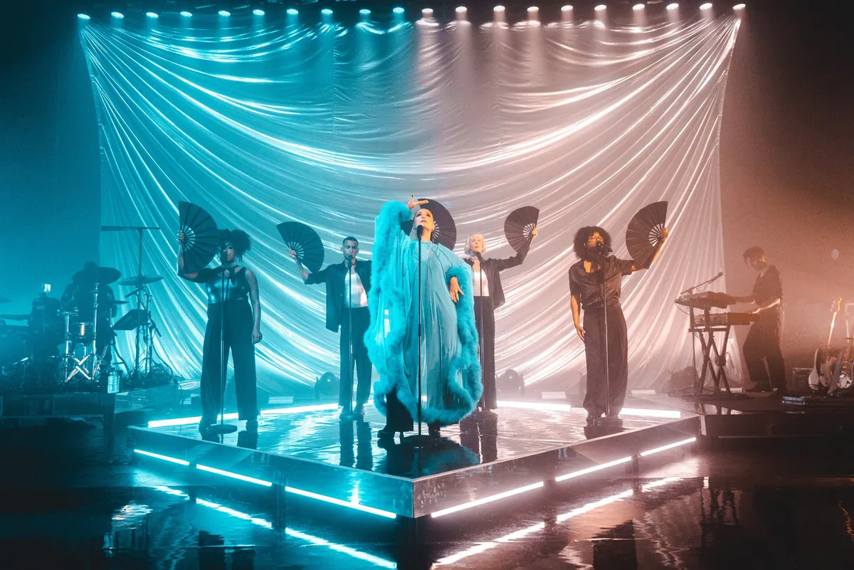 Jessie Ware, lighting and production design by Rob Sinclair