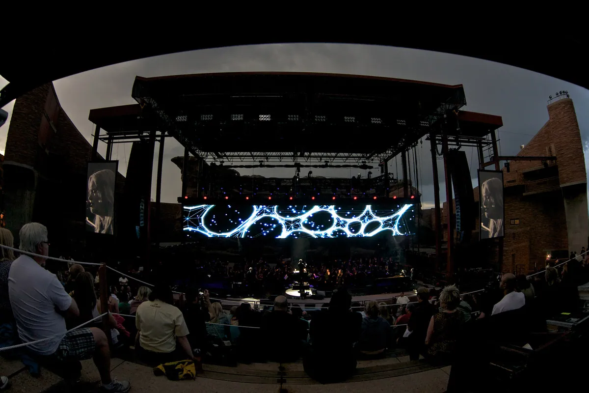 Peter Gabriel 2011, lighting and production design by Rob Sinclair