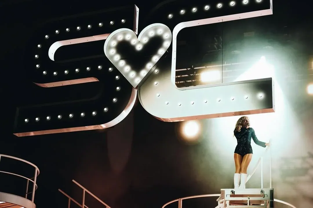 Sabrina Carpenter, lighting and production design by Rob Sinclair